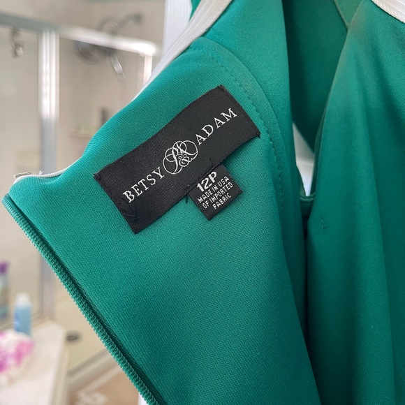 Betsy & Adam Off-the-Shoulder Midi Dress - Petite 12 - Picture 9 of 12